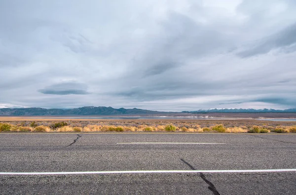 Doğa arka planında Desert Highway