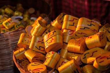 Yerel pazarda Guatemala ahşap hediyelik eşyaları.