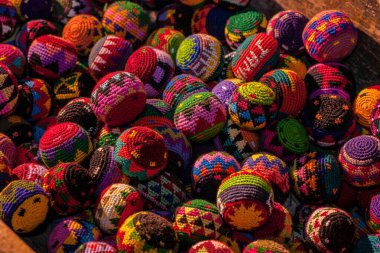El sanatları, çocuklar için toplar Antigua, Guatemala 'da Maya halkı tarafından yapıldı.