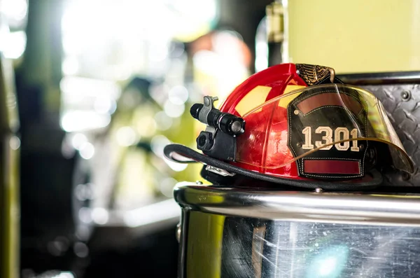 Крупный План Шлема Пожарных Размытом Фоне — стоковое фото