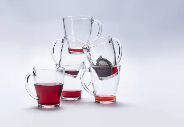 Beyaz arkaplanda kirli çay fincanları.