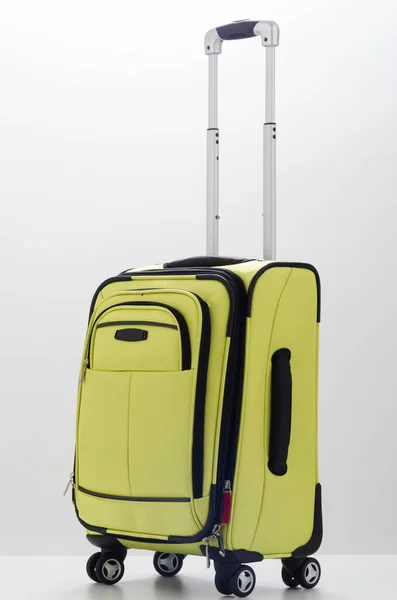 白い背景の上の緑のスーツケース — ストック写真