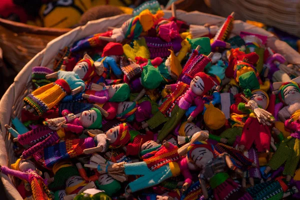 Quitapenas Kleurrijke Guatemalteekse Zorgenpoppen Mand — Stockfoto
