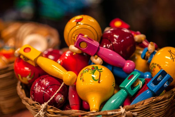 Yerel pazarda Guatemala ahşap hediyelik eşya