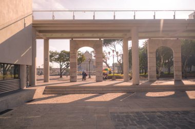 GUATEMALA, GUATEMALA - 01ST HAZİRAN 2022: Guatemala City Tarih Merkezi 'ndeki Centennial Park' ın yanındaki modern bir yapının görüntüsü.