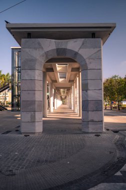 GUATEMALA, GUATEMALA - 01ST HAZİRAN 2022: Guatemala City Tarih Merkezi 'ndeki Centennial Park' ın yanındaki modern bir yapının görüntüsü.