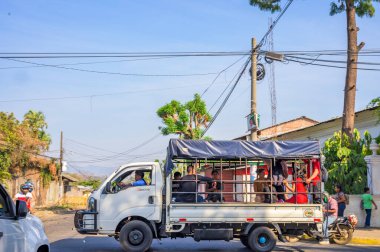 Guatemala 'da yerel otobüste insanlar var.