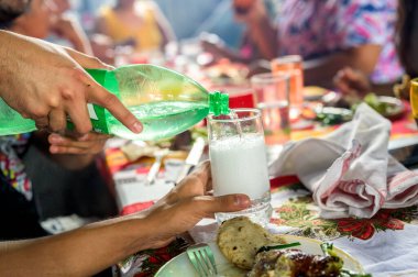  Quetzaltenango bölgesinden bir grup insan akşam yemeği yiyor..