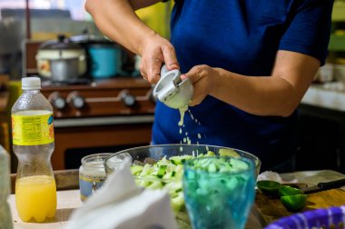 Şef mutfakta sebze salatası hazırlıyor..