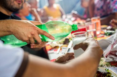  Quetzaltenango bölgesinden bir grup insan akşam yemeği yiyor..