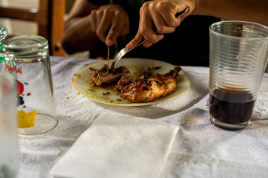 Bir parça et yiyen birinin yakın plan fotoğrafı.