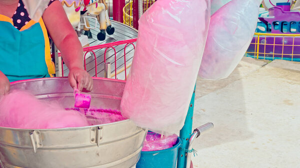 Латиноамериканская еда. обрезанное изображение женщины, готовящей сахарную вату