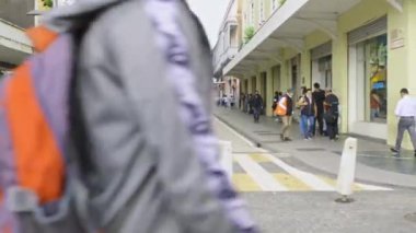 Guatemala Şehri, sokakta yürüyen insanlar.