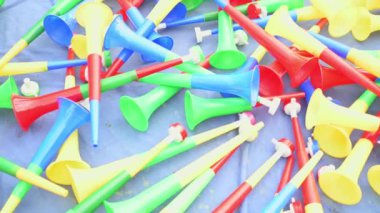 Guatemala Şehri, 14 Eylül 2022 Renkli Plastik Vuvuzela Trompetleri satılık. 