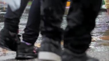 Guatemala, Guatemala, 18 Ağustos 2024. Düşük açı, yağmurda yürüyen insanların yakınlaşması..