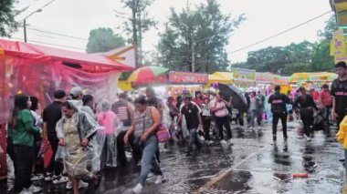 Guatemala, Guatemala, 18 Ağustos 2024. Fuarı ziyaret eden kalabalığın en üst görüntüsü.