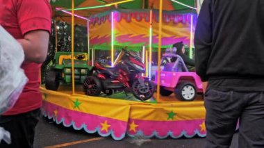 Guatemala, Guatemala, 18 Ağustos 2024. Minik bir araba ve çocuklar bu deneyimin tadını çıkarıyor..