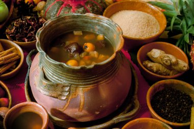 Zanaatkar Guatemala yumruğuyla kil çömleğin üst görüntüsü.