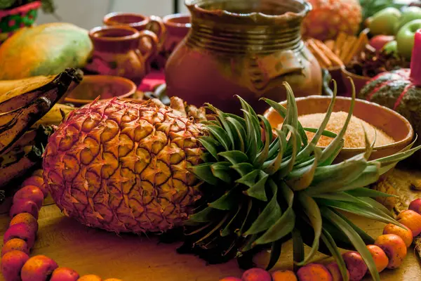 Ahşap bir masada organik ananas ve Ponche yapmak için gerekli malzemeler..