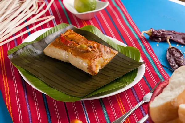 Mısır dolma, beyaz ekmek, limon ve kuru biberden oluşan güzel Guatemala yemekleri..