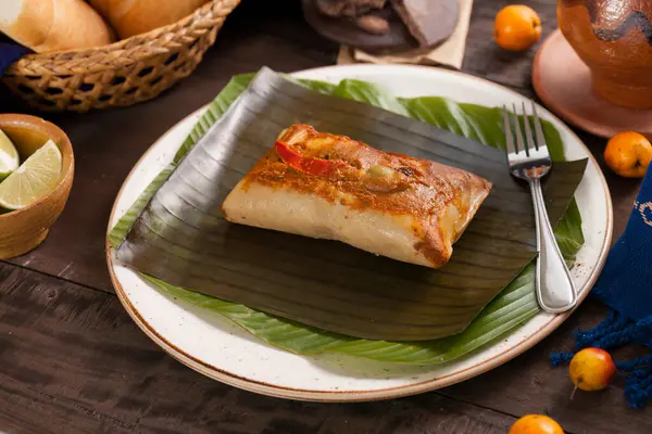 Guatemala yemek tabağı. Mısır unu, domates sosu, baharat ve domuz etiyle yapılmış tamale..