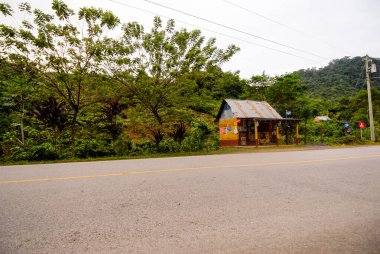 Yolun kenarında bir bakkal var.