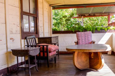 Koloni mimarisi olan geleneksel bir evin içi.