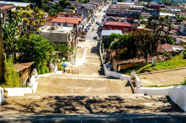 Şehrin yakınlarındaki bir dağdan Coban şehrinin panoramik görüntüsü.