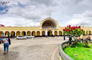 Huehuetenango şehrinin belediye sarayının manzarası. İnsanlar etrafta dolaşıyor, Guatemala.