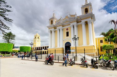 Huehuetenango Katedrali 'nin ya da Meryem Ana' nın güzel manzarası. İnsanlar kiliseyi ziyaret ediyor ve çevrede dolaşıyorlar..