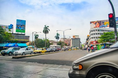 Panama - 19 Mayıs 2012: Eski Panama şehrinin caddelerinde trafik.