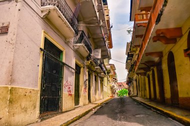 Panama - 19 Mayıs 2012: Koloni mimarisi ile tarihi Casco Viejo caddesi manzarası, Panama.