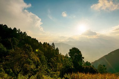 Sabahları dağların ve kırsal alanların güzel manzarası      