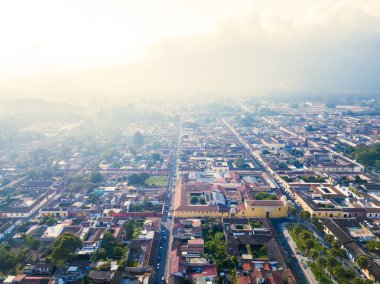 Guatemala, Antigua Guatemala şehrinin insansız hava aracıyla güzel bir panoramik görüntü..