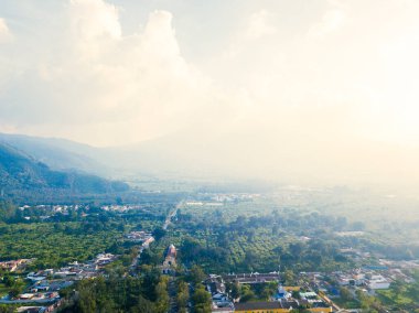 Antigua Guatemala 'nın günbatımı sisiyle kaplı hava manzarası..