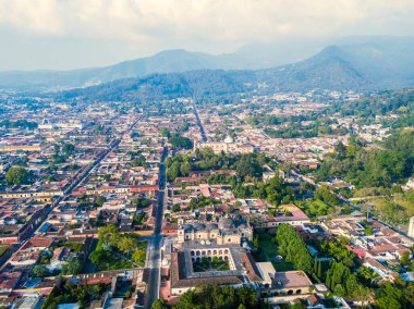 Antigua Guatemala şehrinin güzel manzarası, tepeler ve dağlarla çevrili..