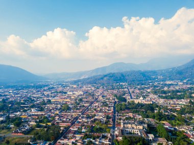 Antigua Guatemala 'nın panoramik manzarası, güzel mavi gökyüzünün altında ufukta bulutlar var..