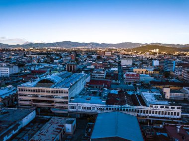 Güzel gün doğumu. Güneşin altın ışınları Guatemala 'nın Tarih Merkezi' ndeki ev ve binaların duvarlarını kaplıyor..