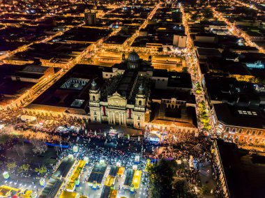 Kutsal Hafta kutlamaları sırasında Guatemala şehrinin gece drone çekimlerini. Metropolitan Katedrali 'nin önündeki Anayasa Meydanı' na yakın çekim.