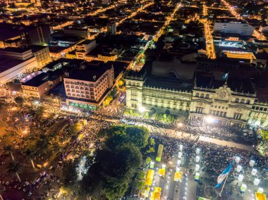Kutsal Hafta kutlamaları sırasında Guatemala şehrinin gece drone çekimlerini. Kültür Sarayı 'nın kısmi görüntüsü.