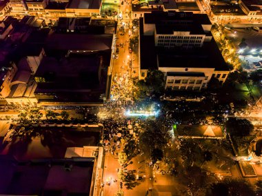 Kutsal Hafta kutlamaları sırasında Guatemala şehrinin gece drone çekimlerini. Vista de las calles iluminadas on la Ciudad de Guatemala.