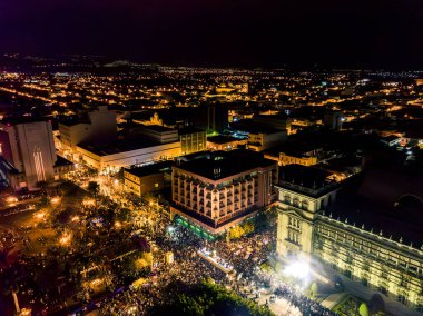 Kutsal Hafta kutlamaları sırasında Guatemala şehrinin gece drone çekimlerini. İnsanlar İsa 'nın geçişini izlemek için caddeleri dolduruyor..