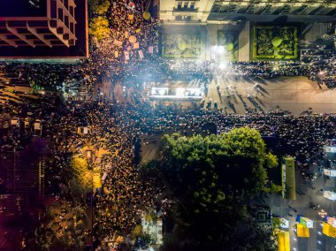 Kutsal Hafta kutlamaları sırasında Guatemala şehrinin gece drone çekimlerini. Aydınlanmış bir tören alayının havadan görünüşü Katolik cemaatleri tarafından kuşatılmıştı..