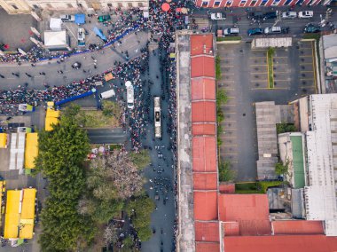 İHA 'yla çekilmiş bir hava görüntüsü. İnsanlar Kutsal Cuma günü geçit töreninin geçişini izlemek için toplanıyor. Guatemala 'da Kutsal Hafta.