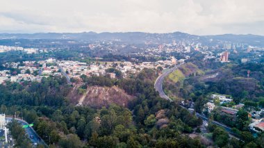 Campo de Marte Halk Spor Merkezi. Guatemala şehrinin insansız hava aracı görüntüsü. Campo de Marte spor kompleksini çevreleyen farklı sosyoekonomik seviyelere sahip mahalleler. Vadilerle çevrili bir şehir..