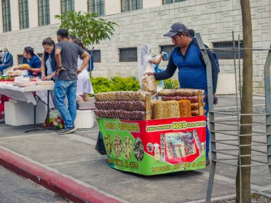 Guatemala, Guatemala / Guatemala-19 Nisan 2023: Fıstık ve diğer kuru fasulye satıcıları ürünlerini yaratıcı ve göz alıcı bir şekilde sergiliyorlar..