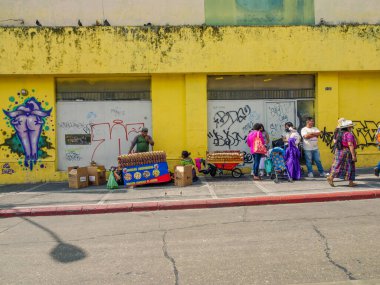 Guatemala, Guatemala / Guatemala-19 Nisan 2023: Fıstık ve diğer kuru fasulye satıcıları ürünlerini yaratıcı ve göz alıcı bir şekilde sergiliyorlar..