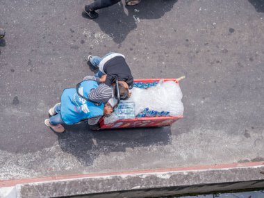 Guatemala, Guatemala-Guatemala, 12 Nisan 2023: Çocuk yaz sıcağını azaltmak için buz torbalarına yerleşir..