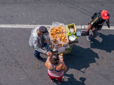 Guatemala, Guatemala-Guatemala, 12 Nisan 2023: Mevsimlik zanaatkar tatlılar (kravatlar) satıcı alıcıya değişiklik sunar.