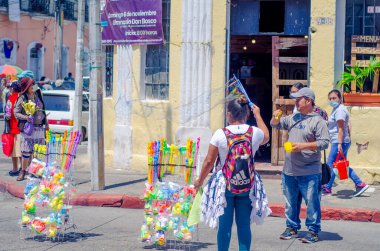 Guatemala, Guatemala-Guatemala, Nisan 02 2023: Oyuncak satıcıları bir balon değneğiyle gösteri yapıyorlar.